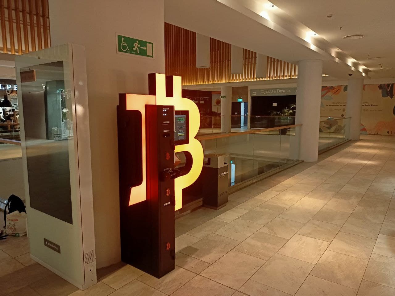 Cajero Bitcoin en C. de Arturo Soria foto número 1